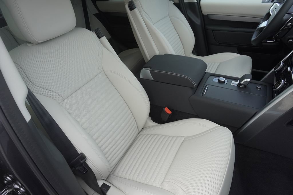 New 2025 Land Rover Discovery Dynamic SE image 24