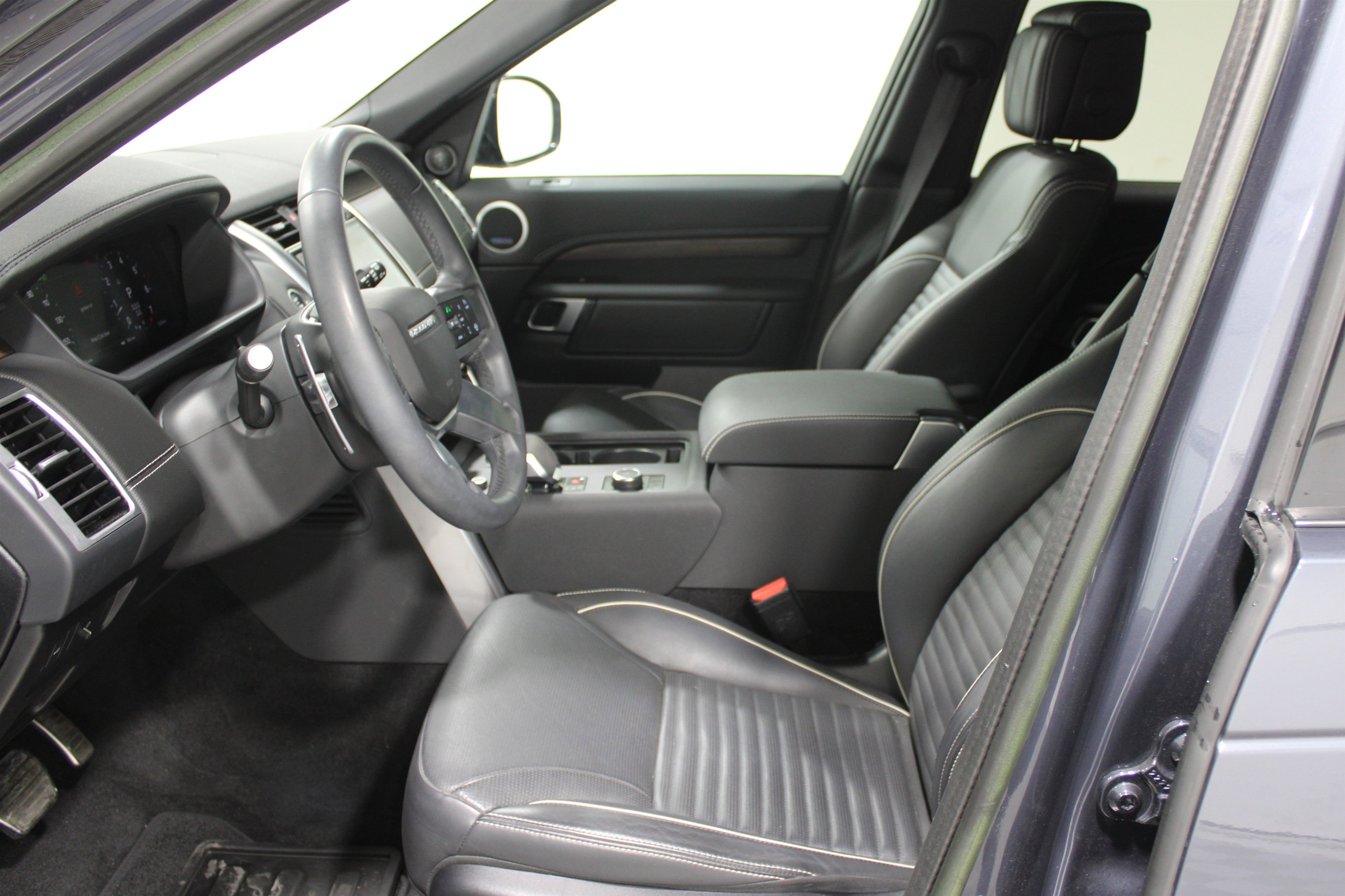 Used 2024 Land Rover Discovery Dynamic SE AWD/4WD image 3