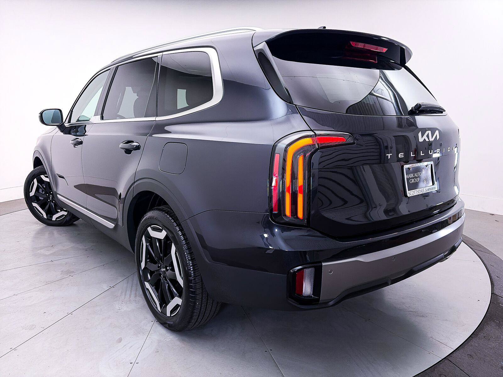 Used 2025 Kia Telluride EX w/ EX Captain's Chair Package FWD image 2