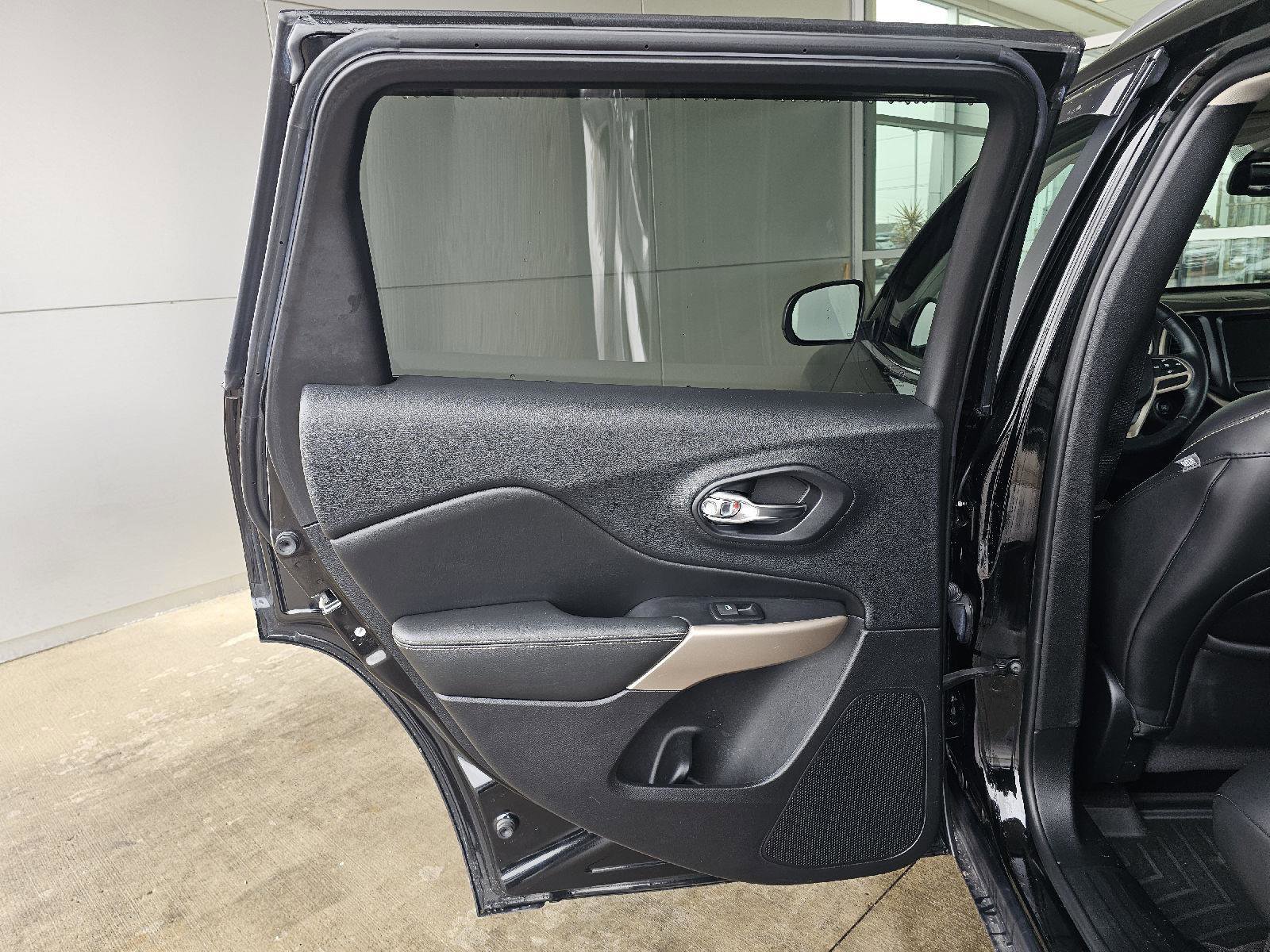 Used 2017 Jeep Cherokee Limited image 16