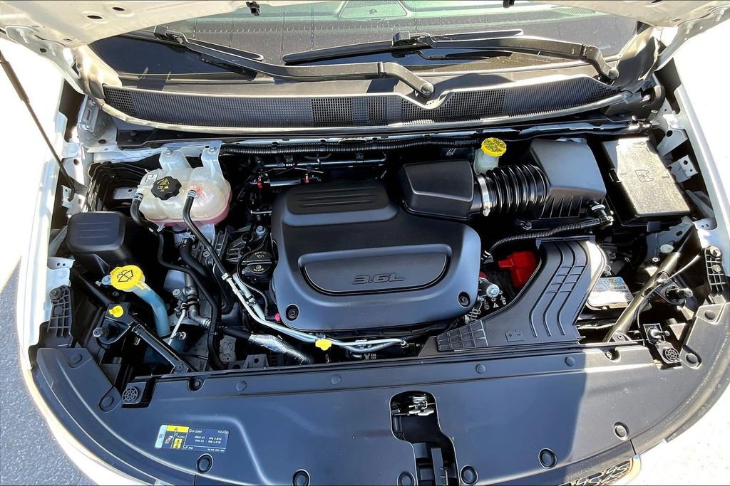 Used 2021 Chrysler Pacifica Touring-L image 12