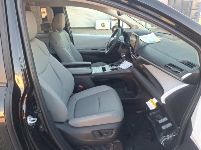 New 2026 Toyota Sienna XLE AWD/4WD image 32