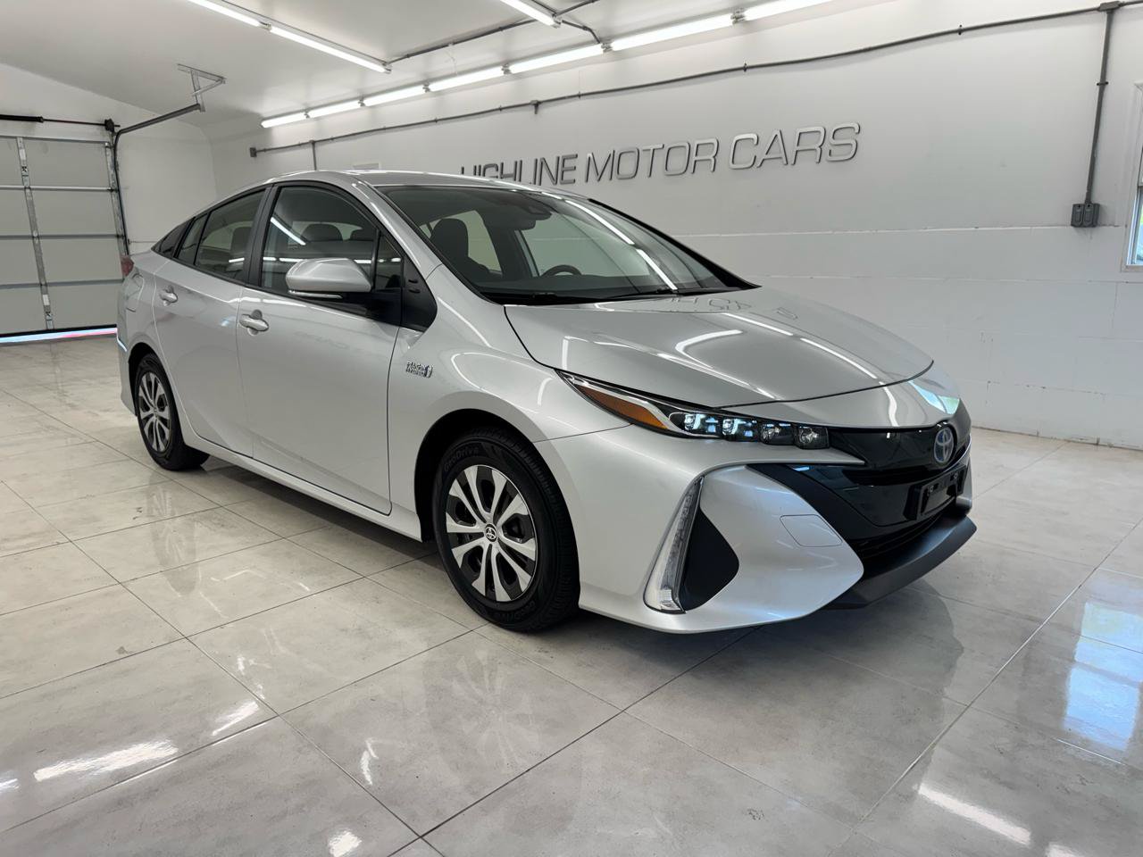 Used 2022 Toyota Prius Prime LE FWD image 3