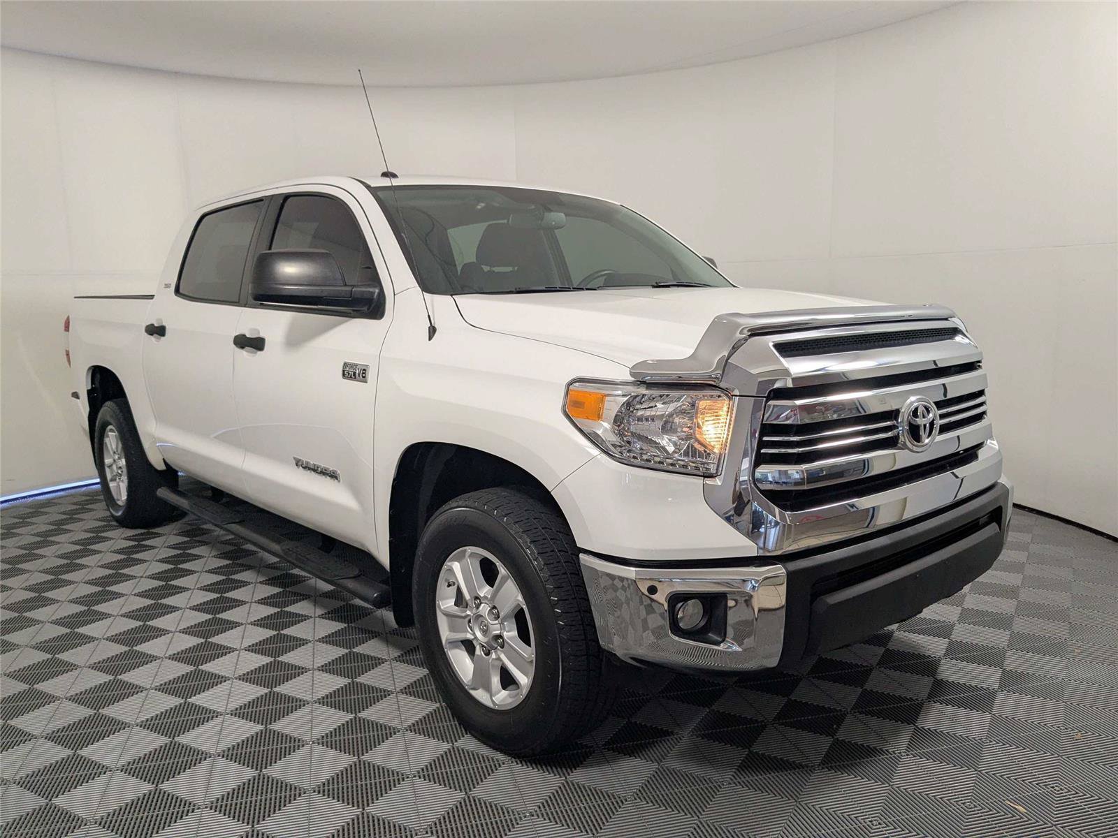 Used 2017 Toyota Tundra SR5 w/ SR5 Upgrade Package AWD/4WD image 4