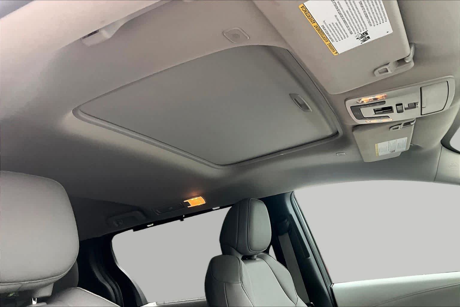 Used 2025 Toyota Sienna XLE FWD image 14