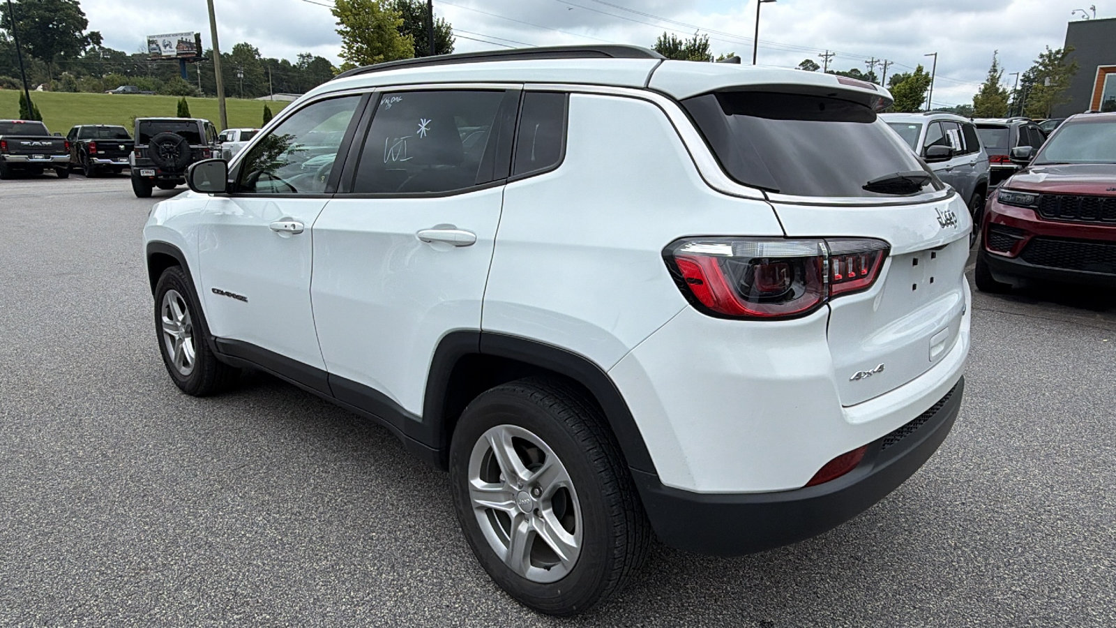 Used 2024 Jeep Compass Latitude AWD/4WD image 10