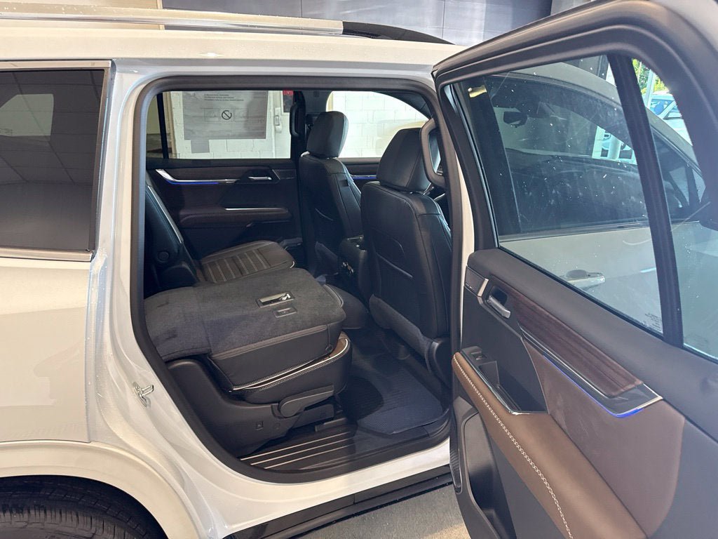 New 2027 GMC Acadia Denali Ultimate w/ LPO, Floor Liner Package AWD/4WD image 17