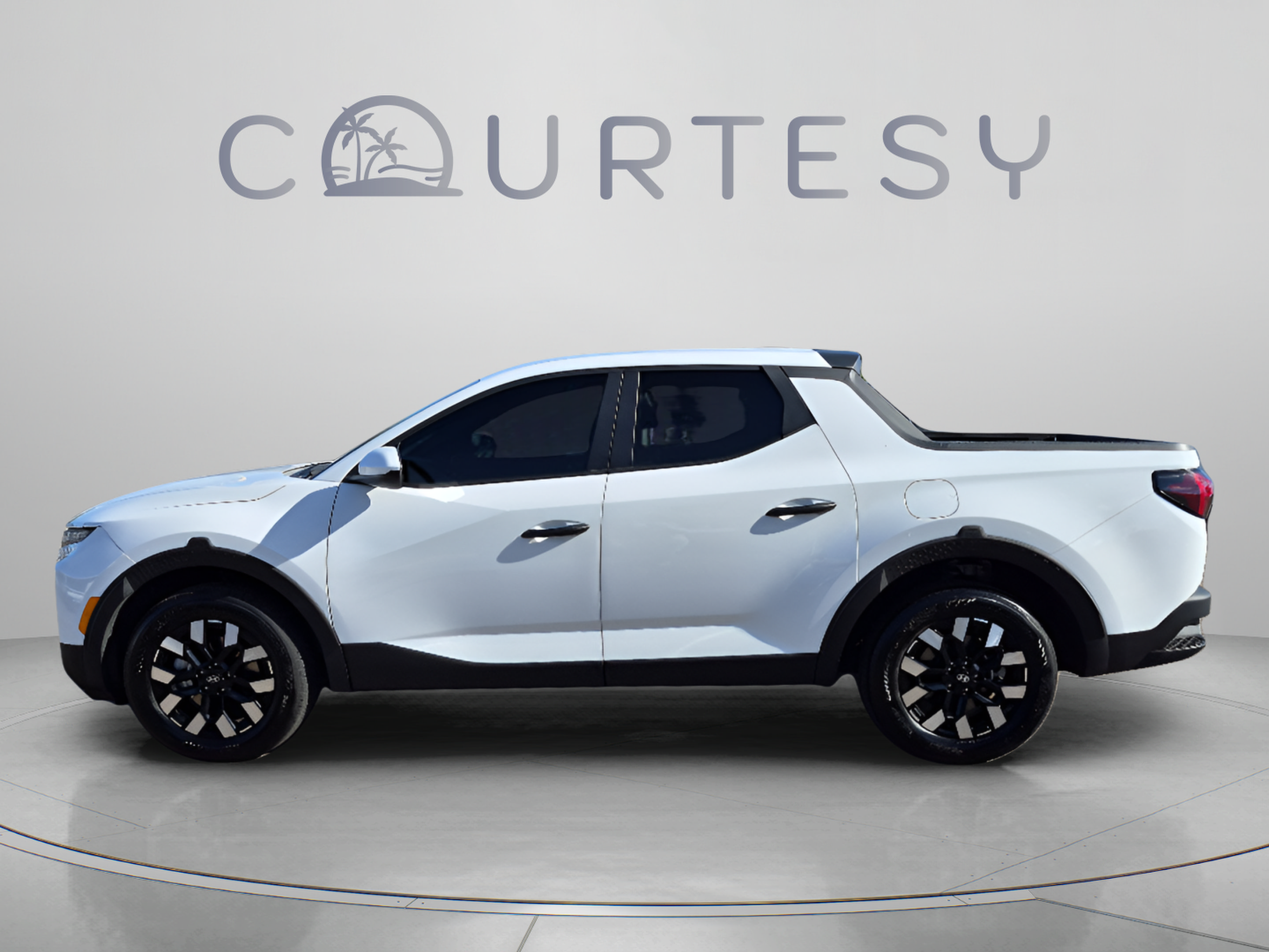 Used 2025 Hyundai Santa Cruz SE FWD image 2