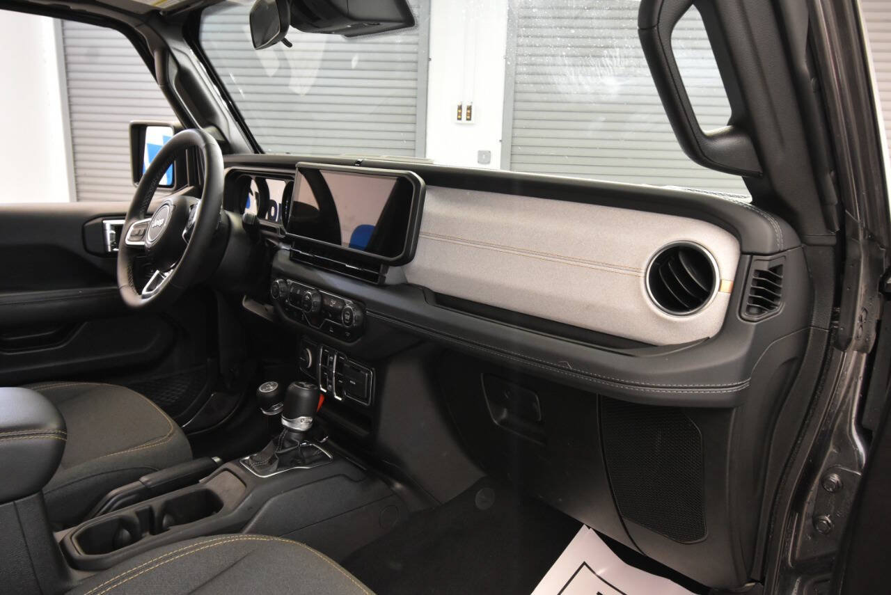 Used 2025 Jeep Wrangler Unlimited Sahara AWD/4WD image 16