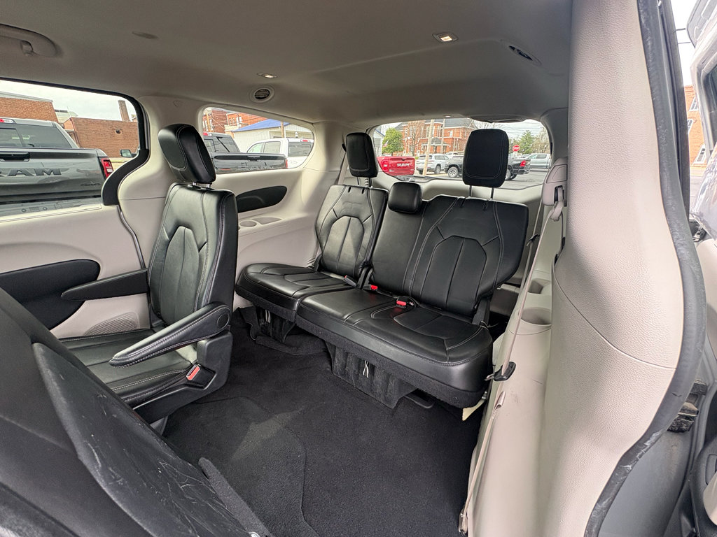 Used 2024 Chrysler Pacifica Touring-L image 25