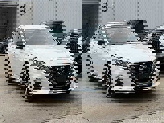 Used 2021 Nissan Altima 2.5 SR image 2