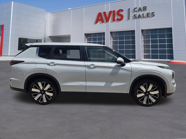 Used 2025 Mitsubishi Outlander AWD image 4