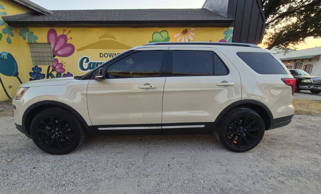 Used 2018 Ford Explorer XLT w/ Equipment Group 202A FWD image 2