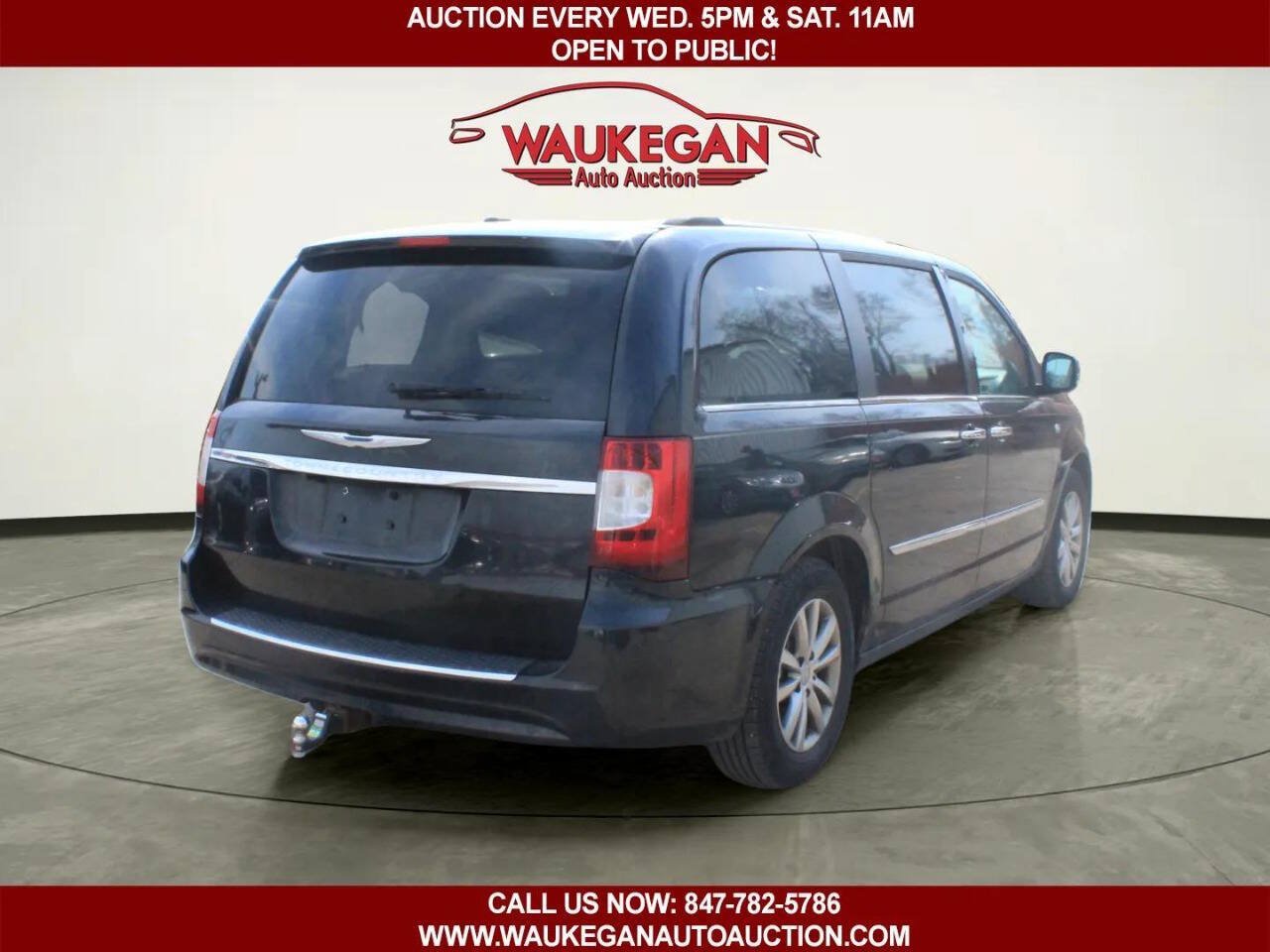 Used 2014 Chrysler Town & Country Touring-L FWD image 3