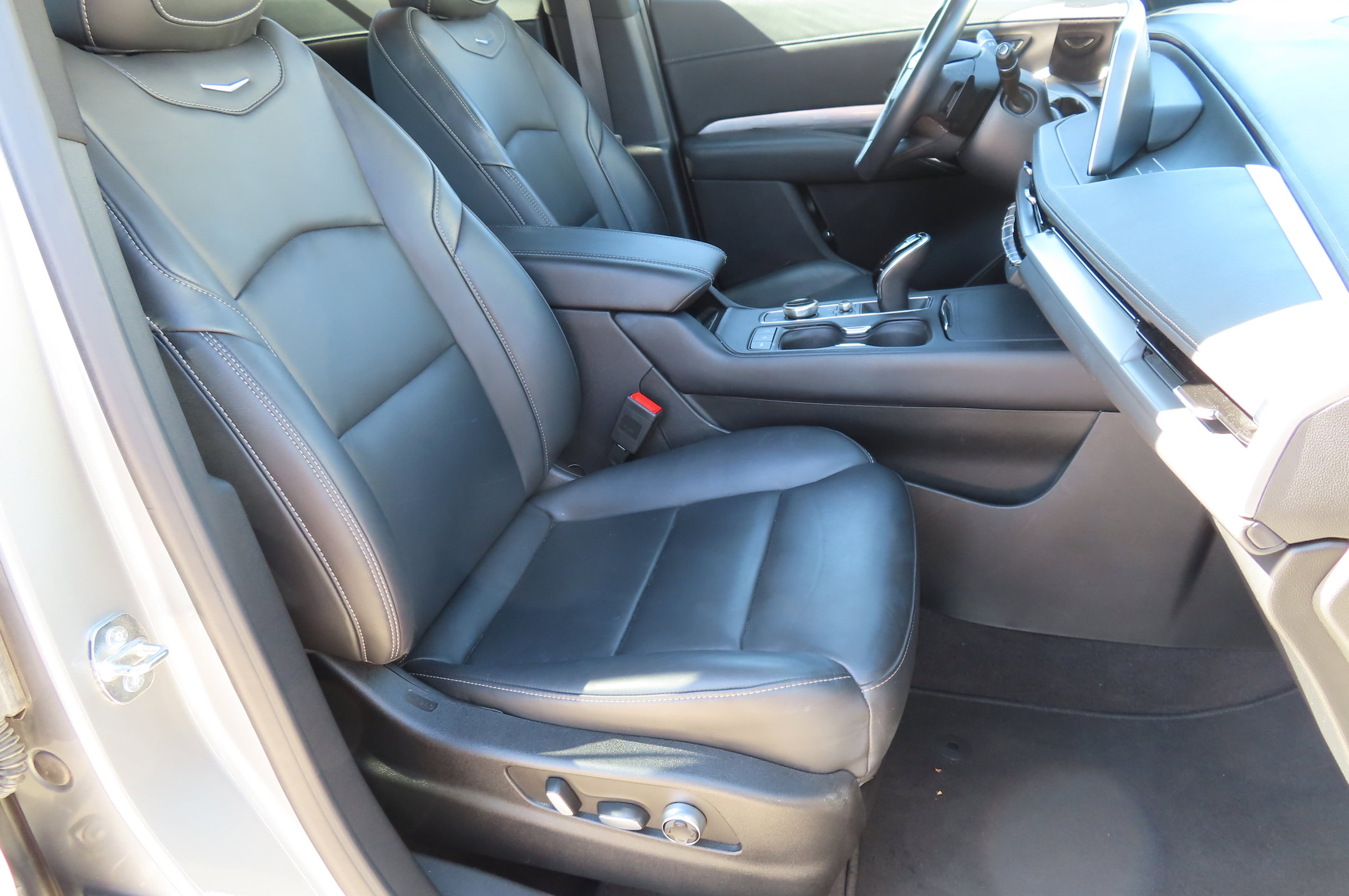 Used 2024 Cadillac XT4 Premium Luxury image 16