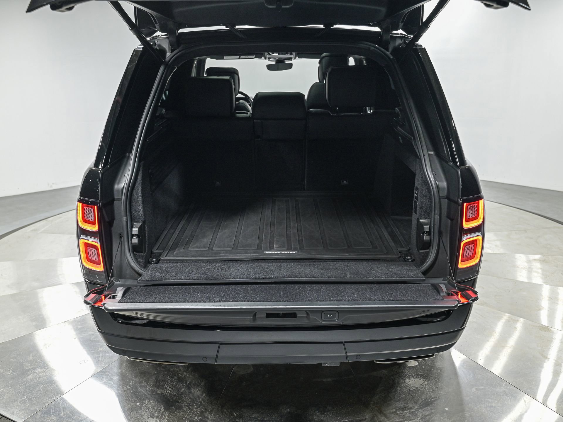 Used 2022 Land Rover Range Rover P525 Westminster Edition image 7