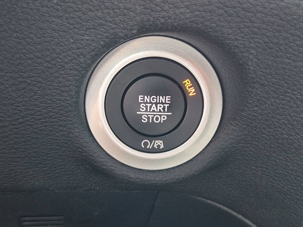 Used 2025 Chrysler Pacifica Limited FWD image 25