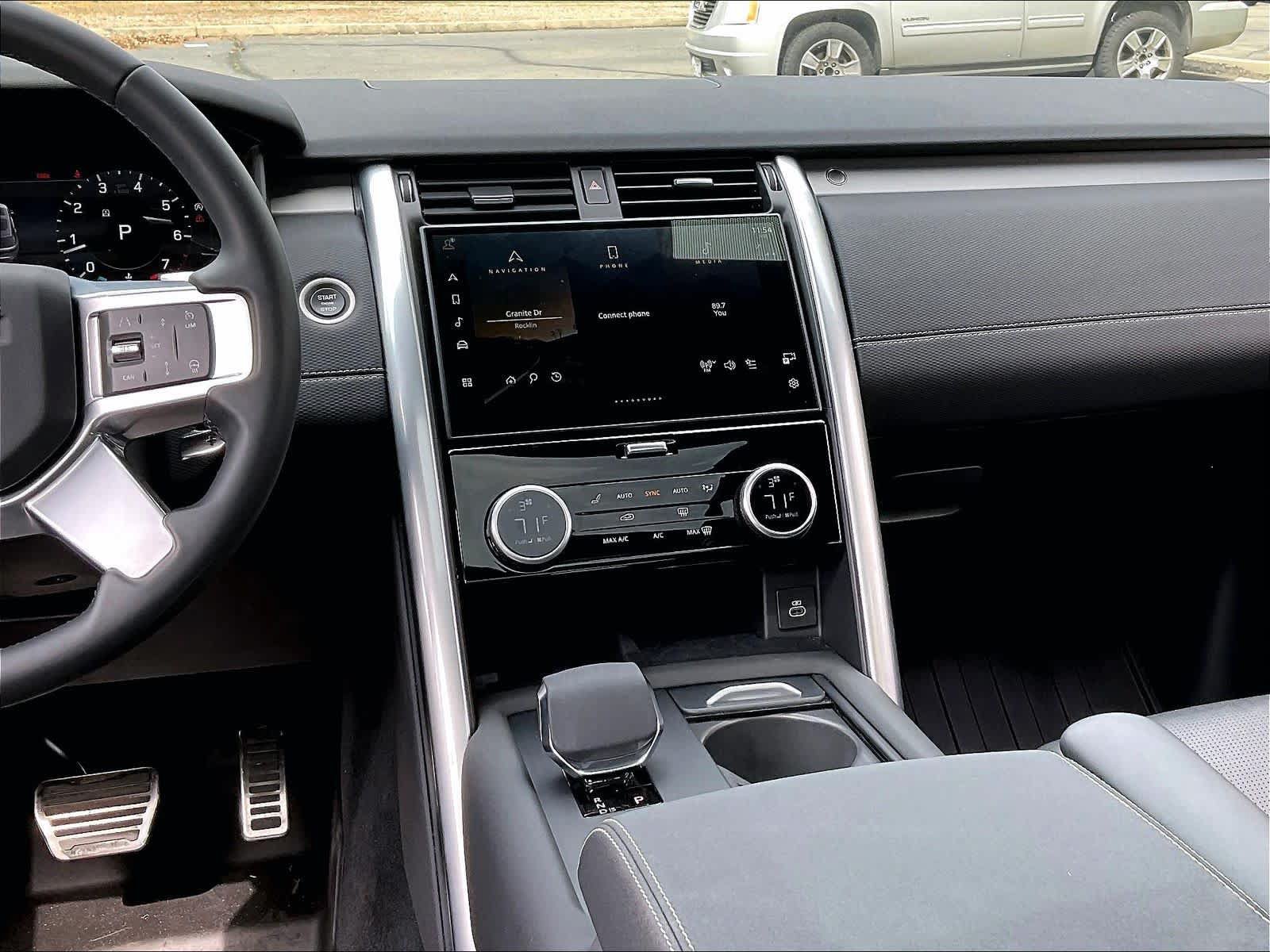Used 2025 Land Rover Discovery Dynamic SE AWD/4WD image 6