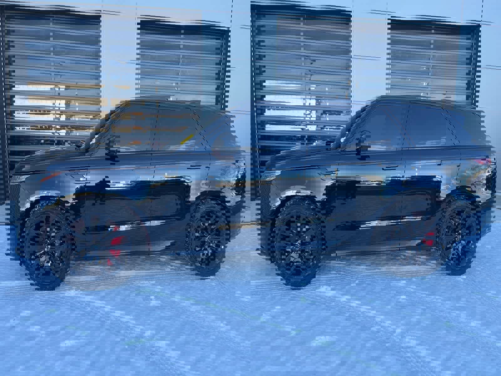 Used 2025 Land Rover Range Rover Sport Dynamic SE image 2