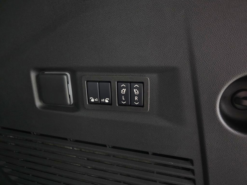 Used 2024 GMC Yukon Denali AWD/4WD image 8