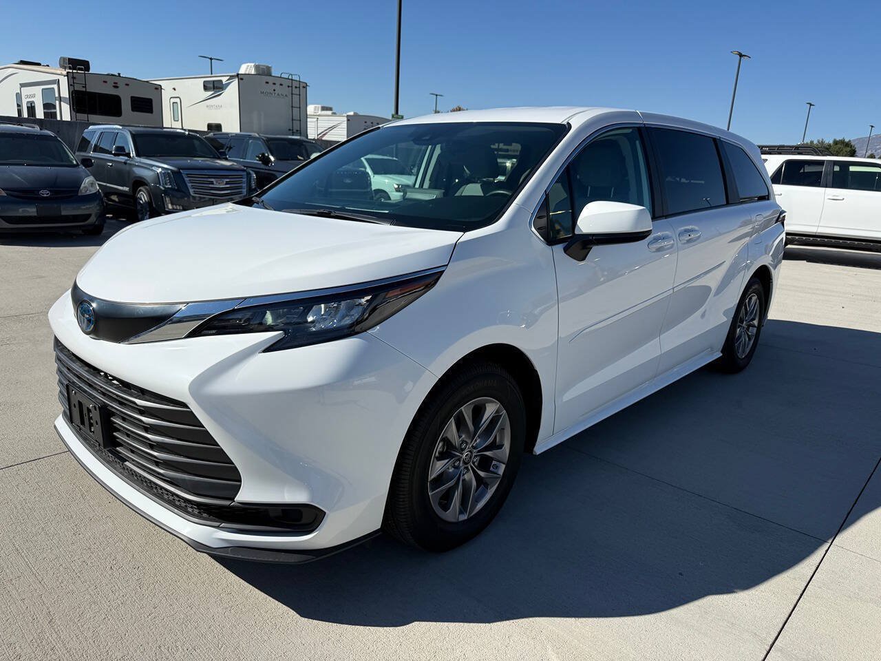 Used 2024 Toyota Sienna LE AWD/4WD image 7