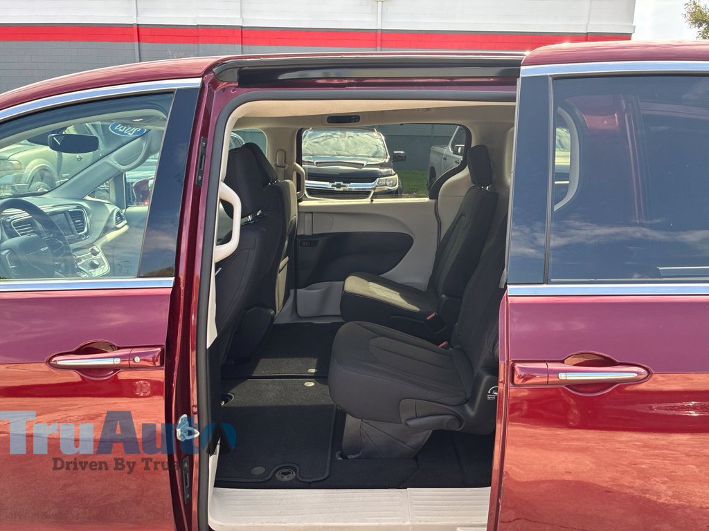 Used 2020 Chrysler Pacifica Touring w/ Tire & Wheel Group FWD image 37