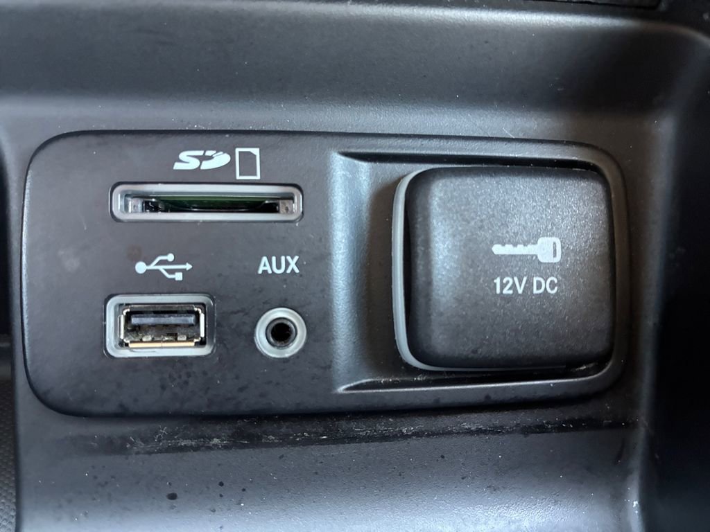 Used 2018 Jeep Cherokee Latitude w/ Altitude Package FWD image 6