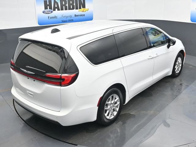 Used 2025 Chrysler Pacifica Select image 27