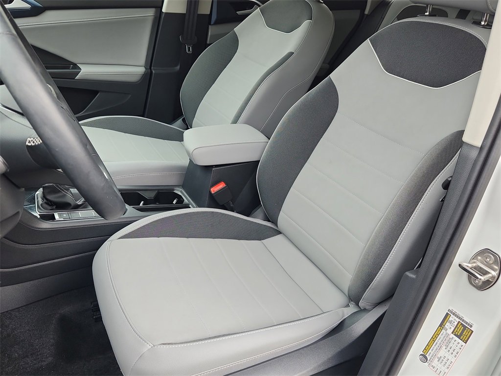 Used 2024 Volkswagen Taos SE w/ Panoramic Sunroof Package image 16