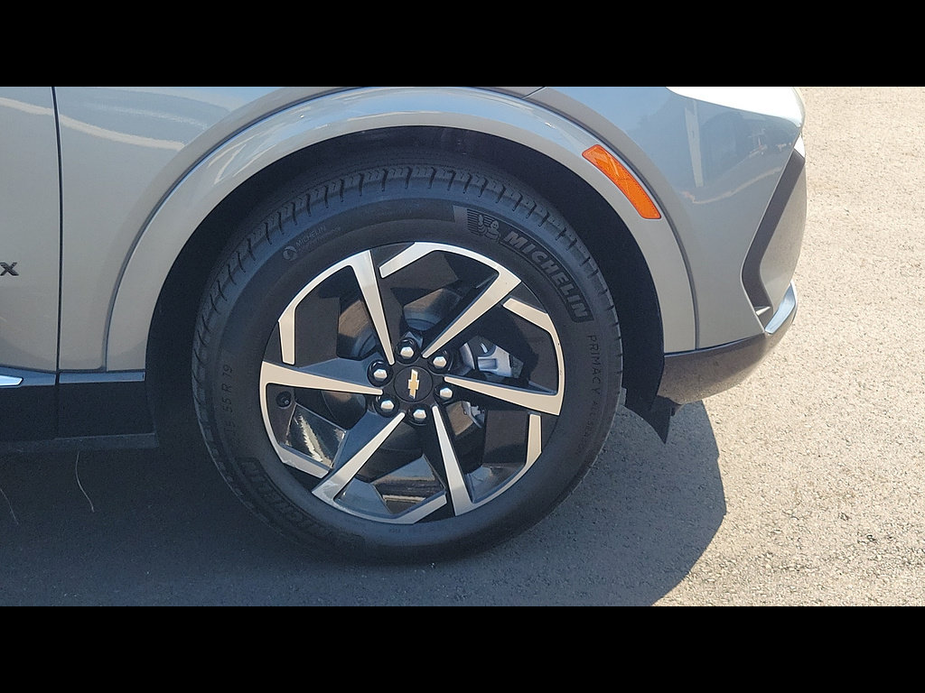 Used 2024 Chevrolet Equinox EV LT w/ LPO, Blackout Package FWD image 5