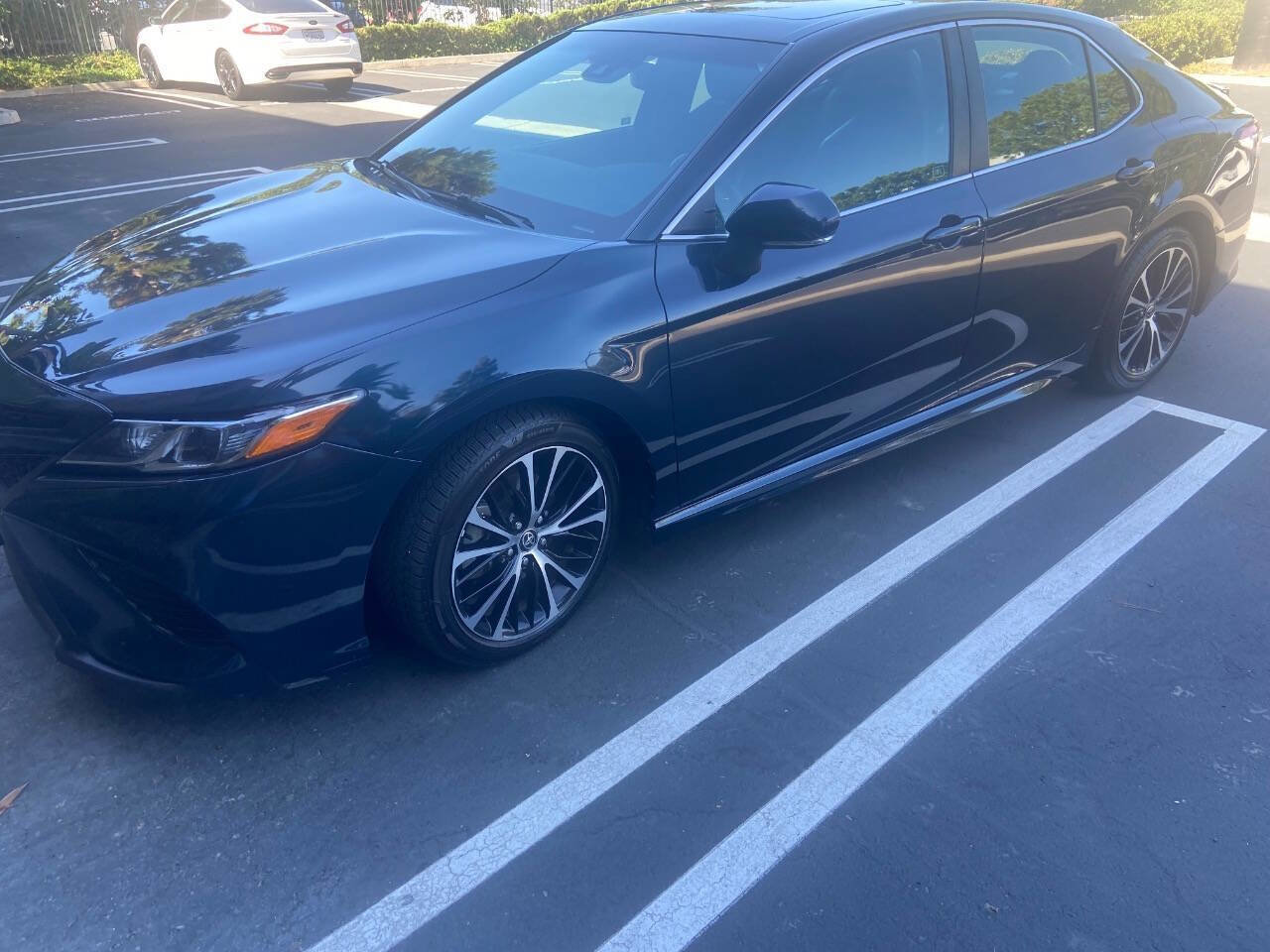 Used 2020 Toyota Camry SE image 2