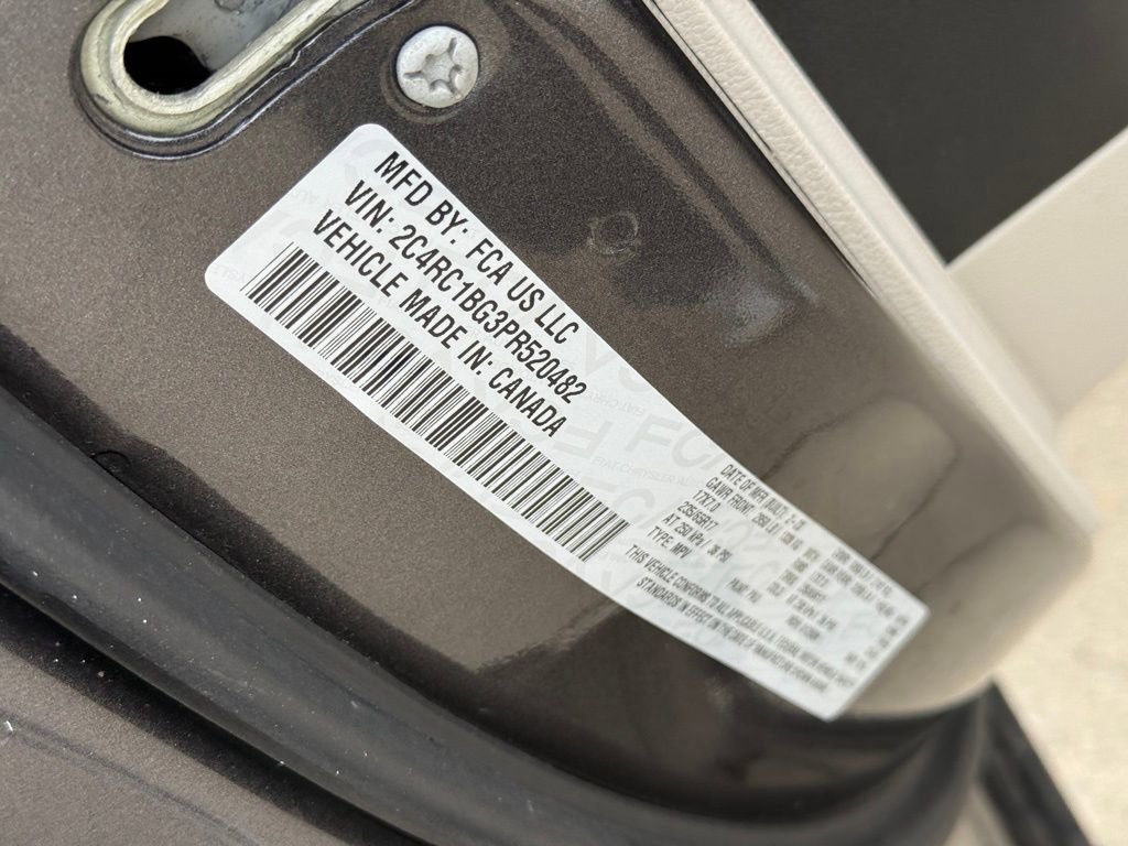 Used 2023 Chrysler Pacifica Touring-L image 9