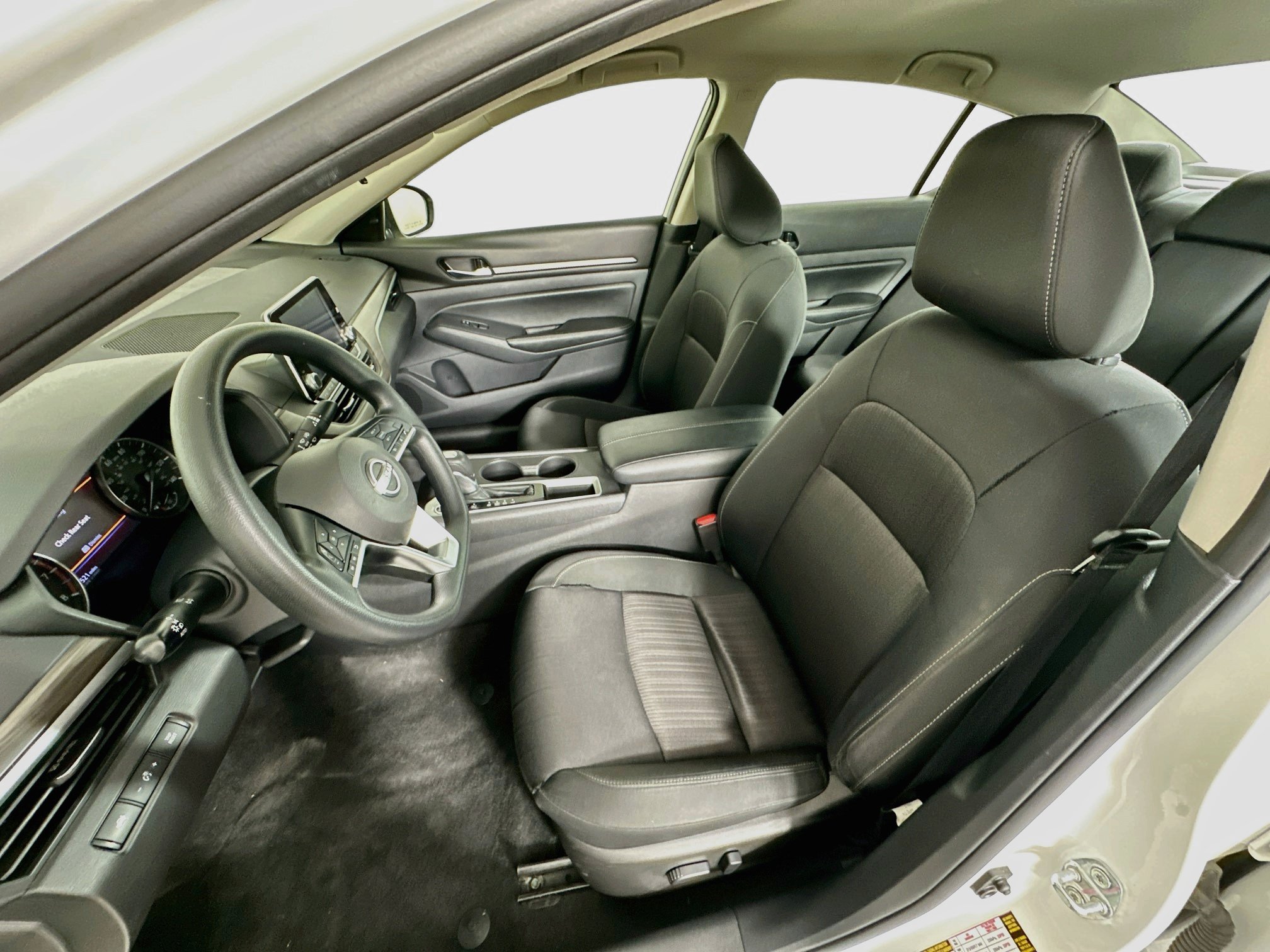 Used 2025 Nissan Altima 2.5 SV FWD image 13
