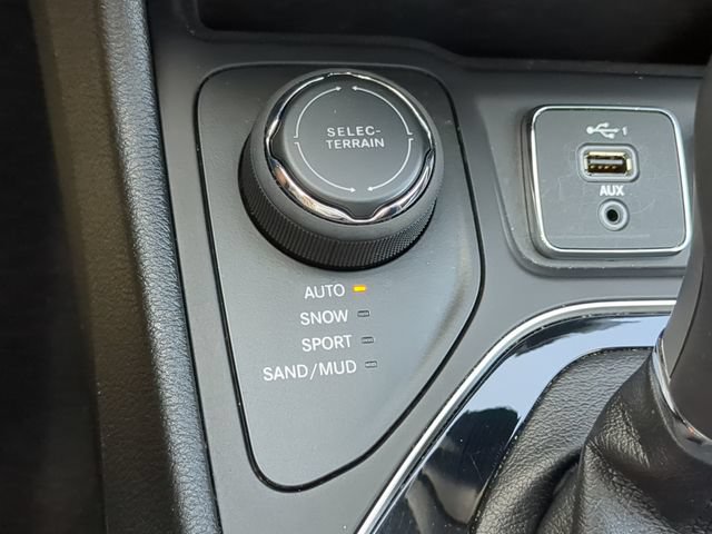 Used 2021 Jeep Cherokee Limited w/ Elite Package AWD/4WD image 30