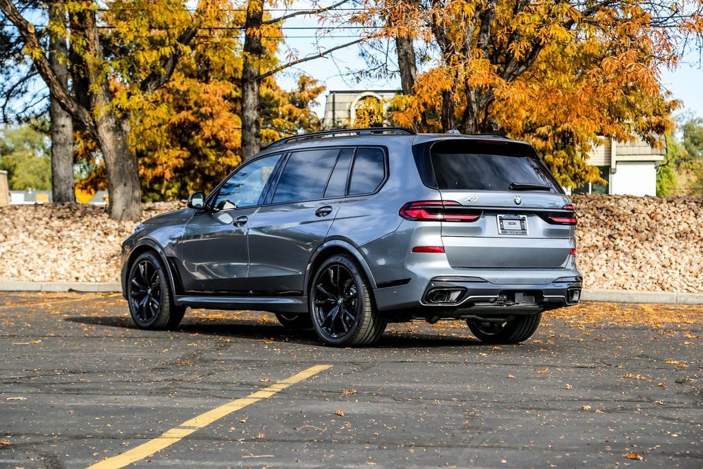 Used 2026 BMW X7 xDrive40i w/ Executive Package image 3