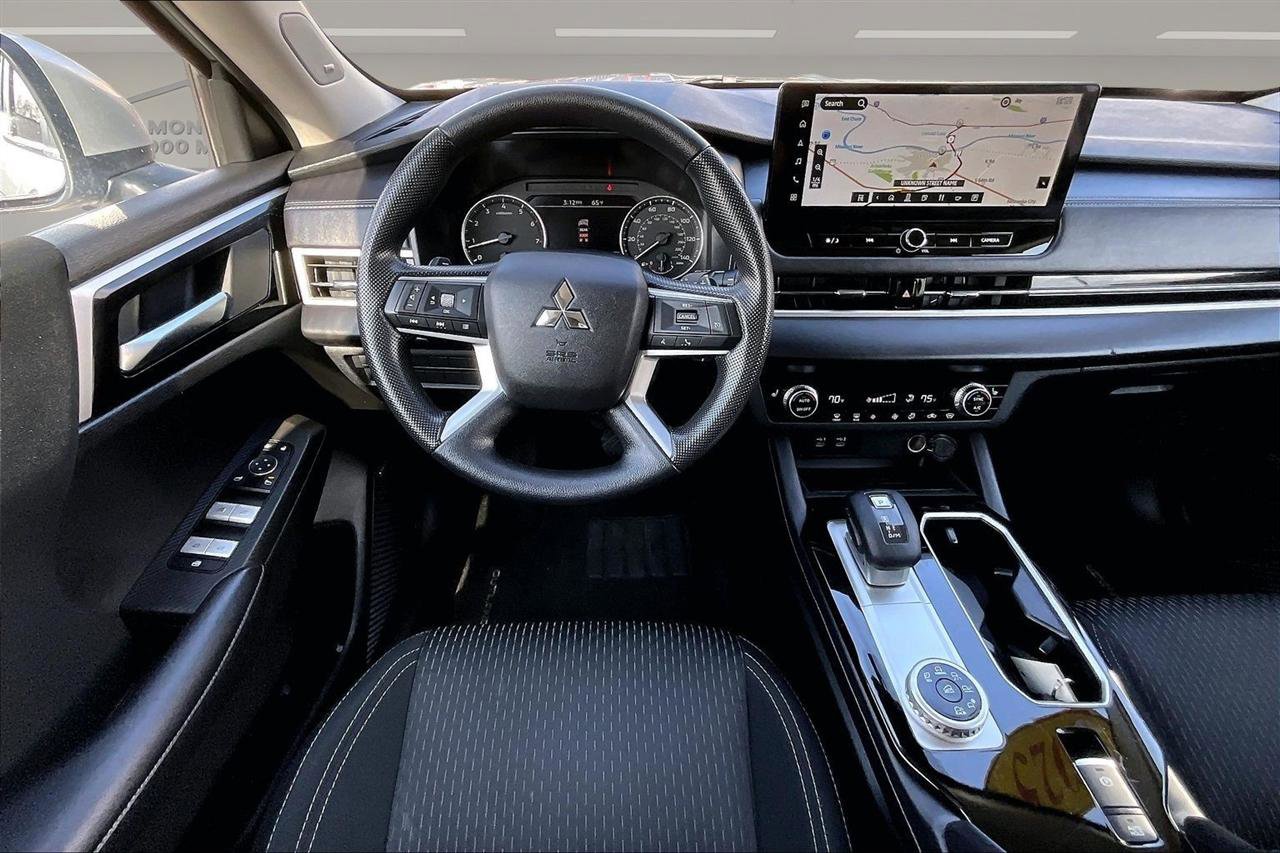 Used 2025 Mitsubishi Outlander ES image 9
