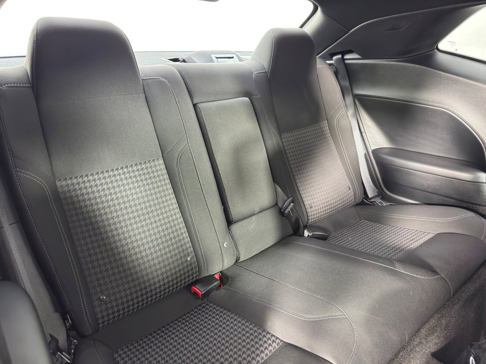 Used 2015 Dodge Challenger SXT image 29