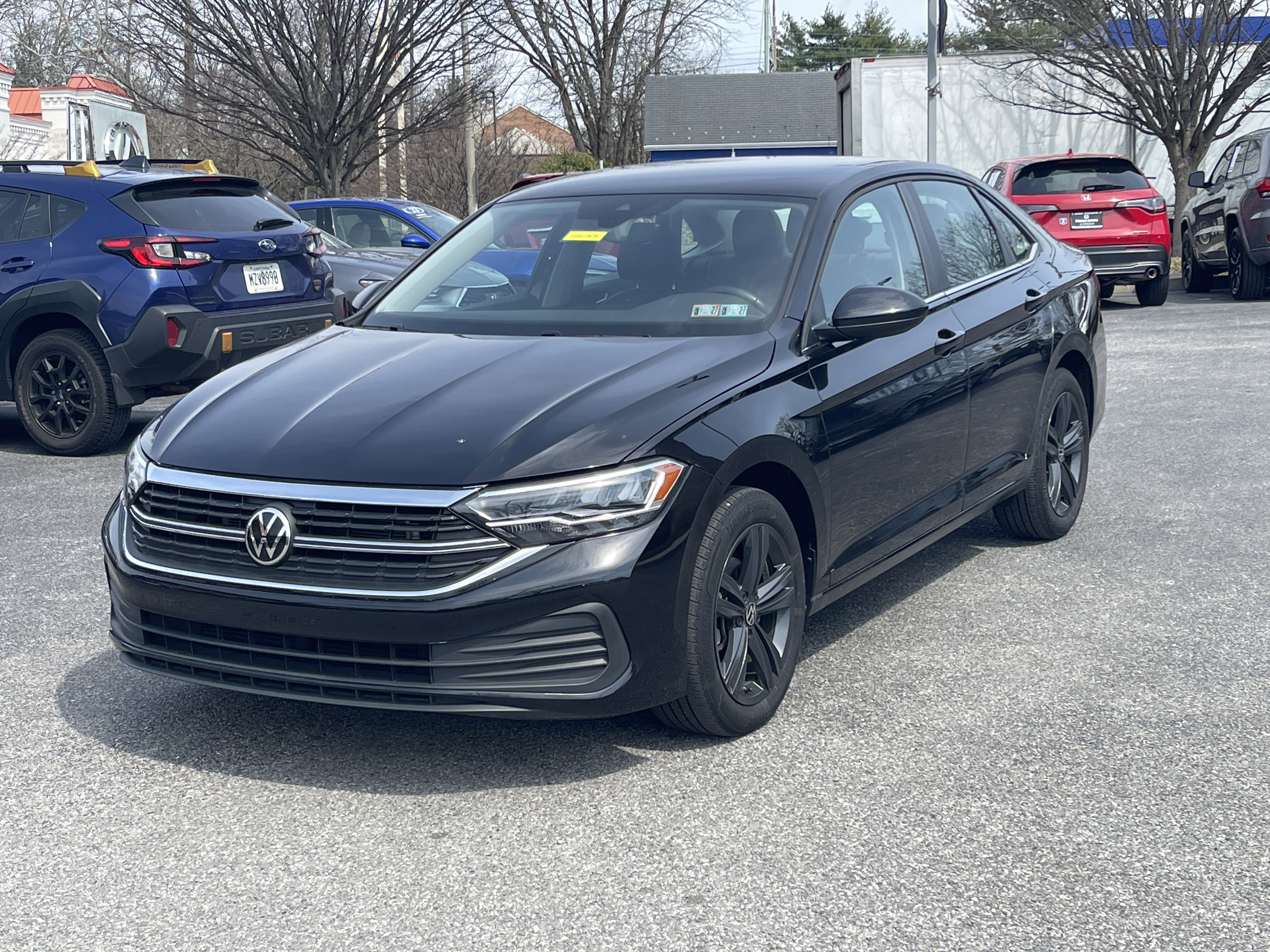 Used 2023 Volkswagen Jetta SE image 2