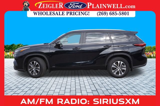 Used 2023 Toyota Highlander XLE image 2