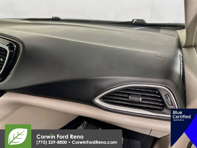 Used 2017 Chrysler Pacifica Touring-L FWD image 31