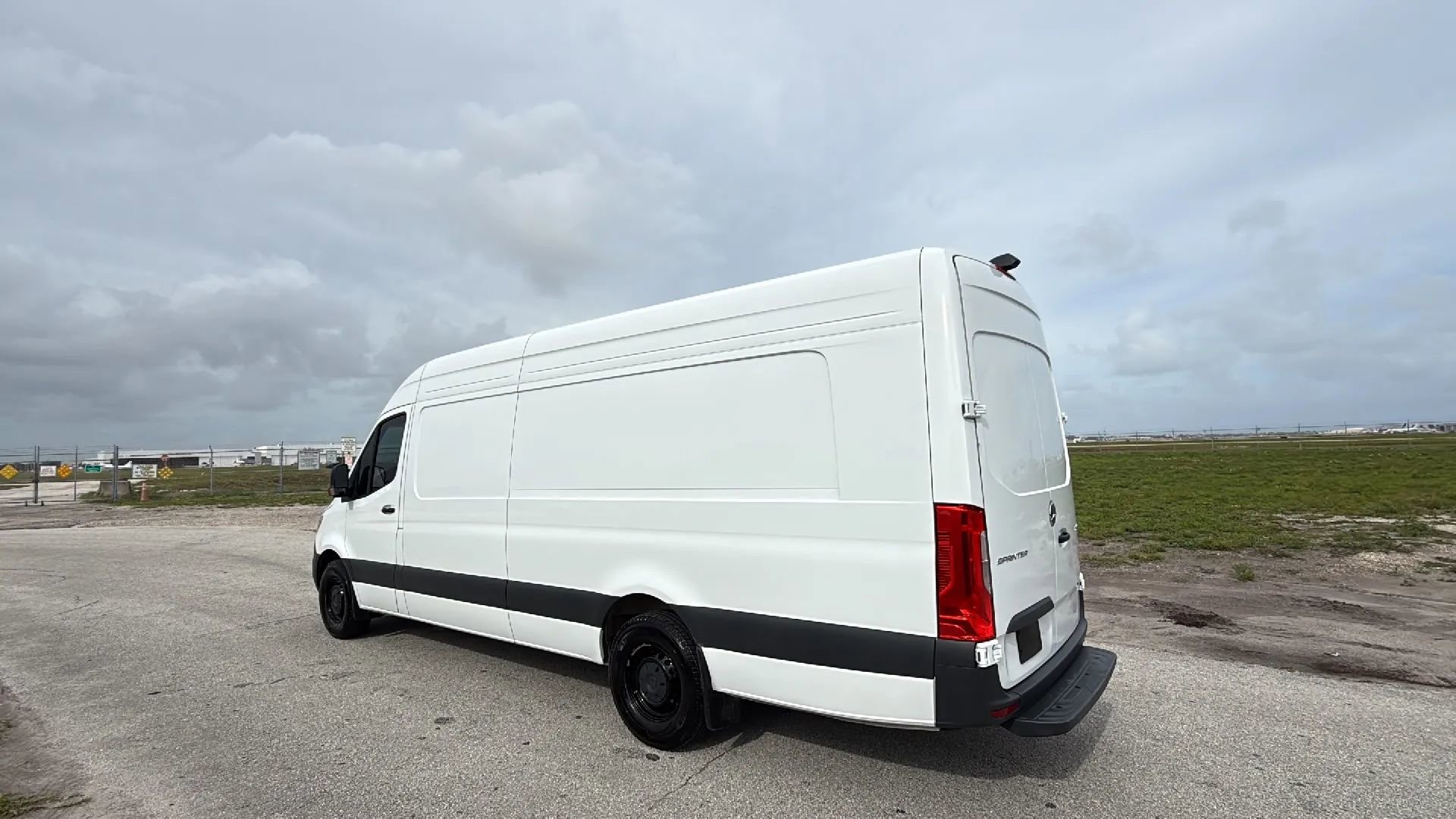 Used 2024 Mercedes-Benz Sprinter 2500 w/ Acoustic Package image 4