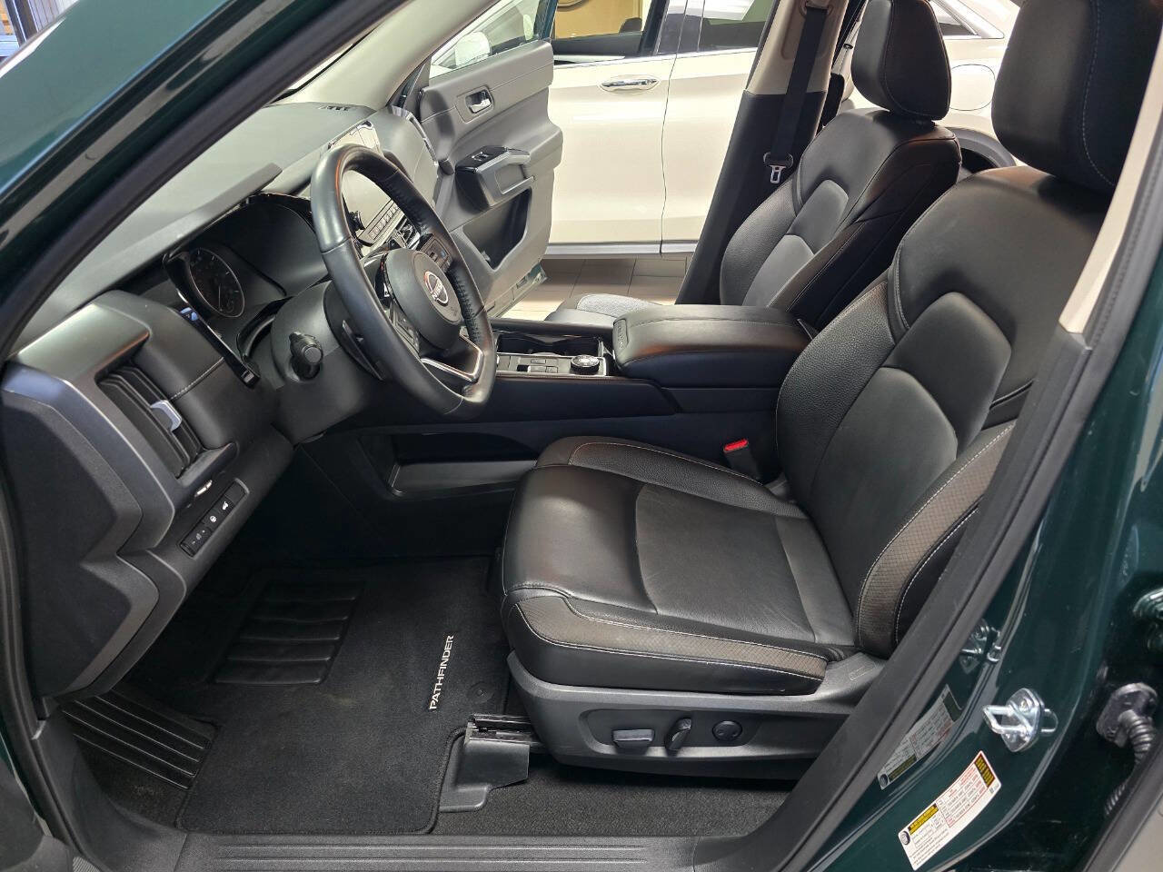 Used 2023 Nissan Pathfinder SL AWD/4WD image 18