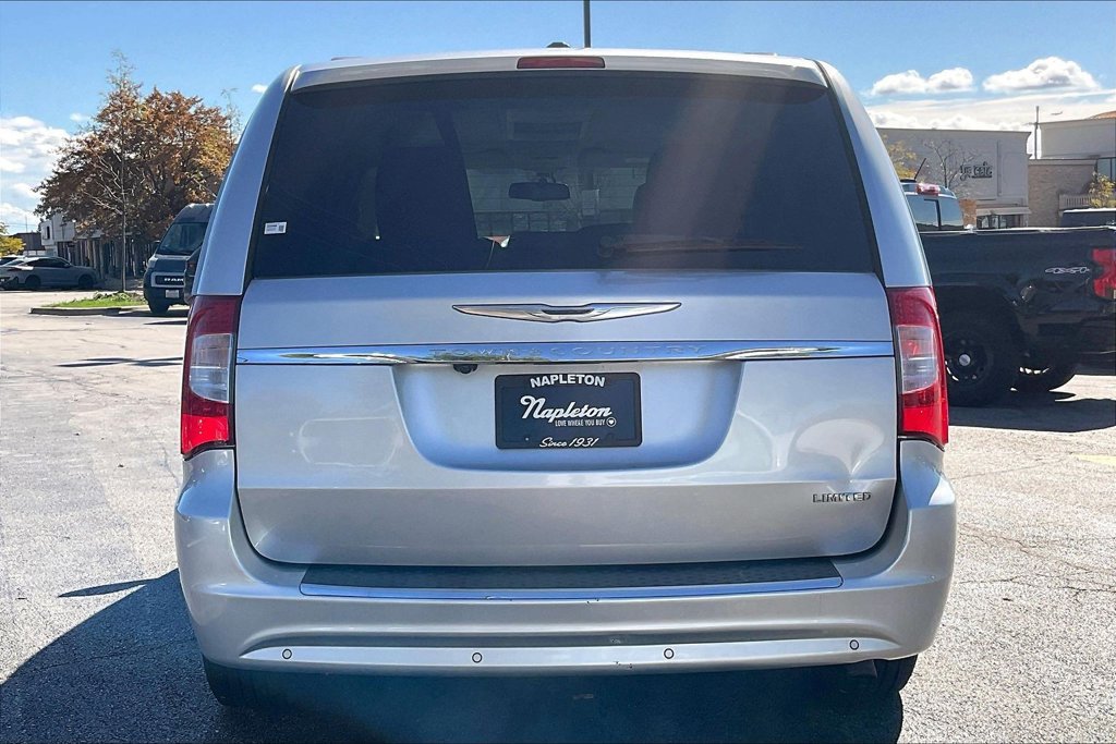 Used 2011 Chrysler Town & Country Limited FWD image 4