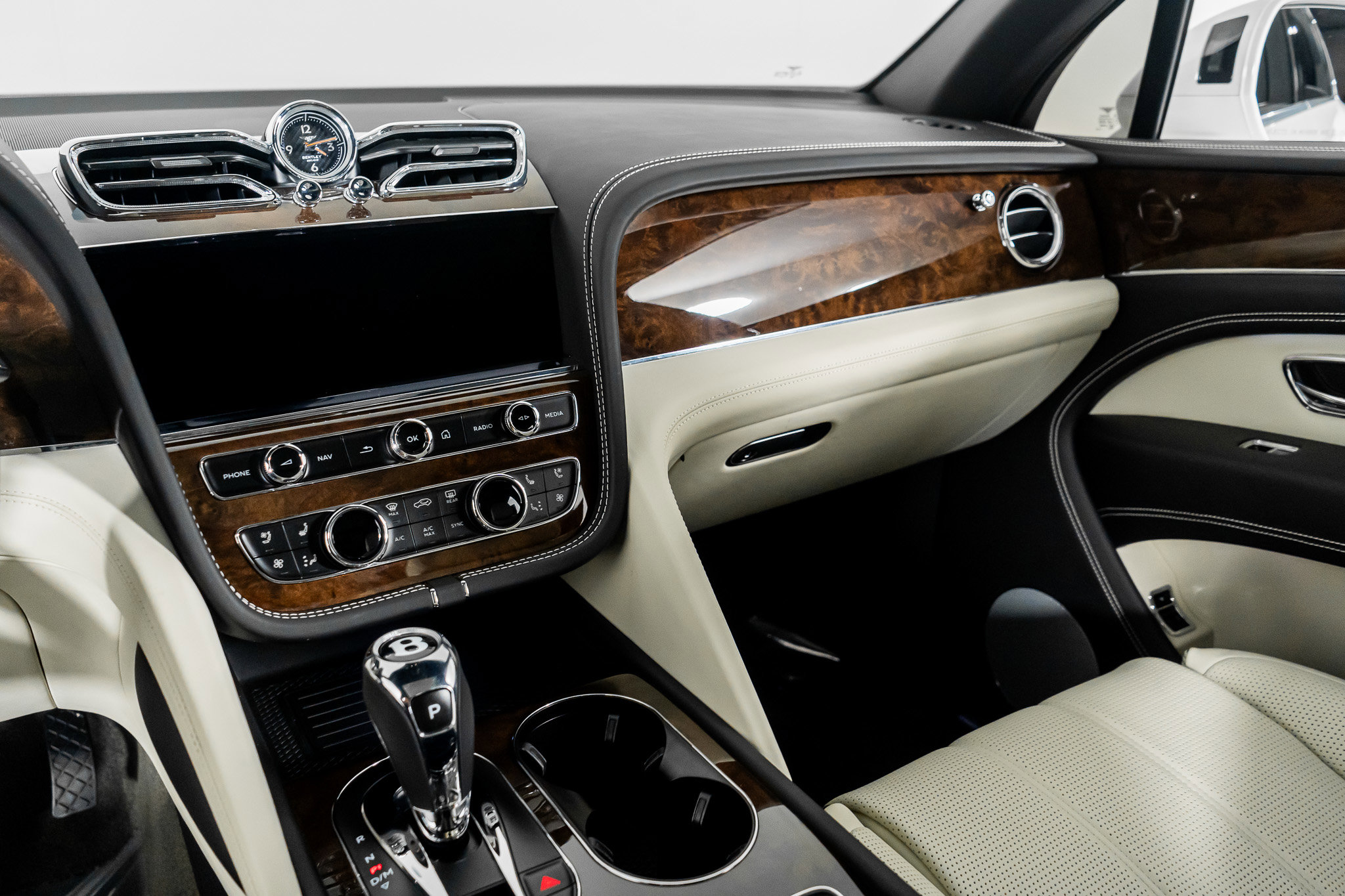 Used 2023 Bentley Bentayga Extended Wheelbase image 37