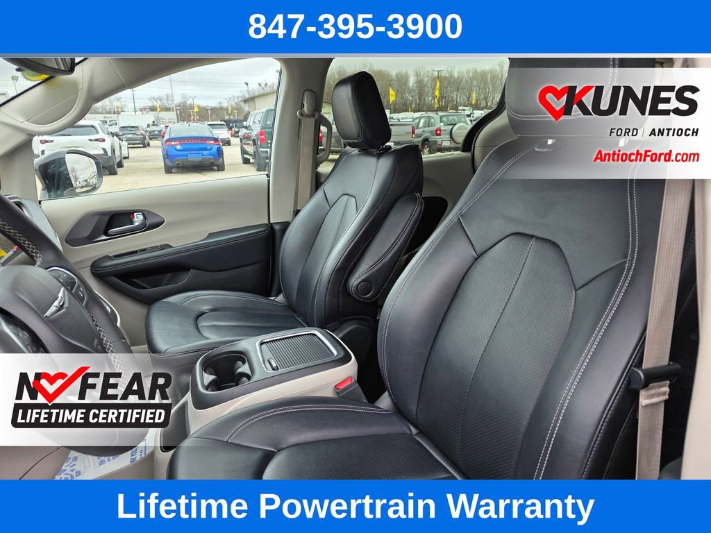 Used 2024 Chrysler Pacifica Touring-L FWD image 16
