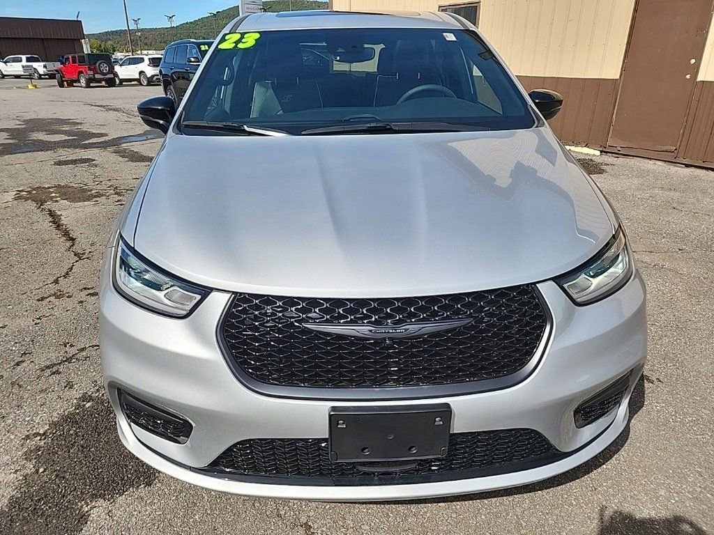Used 2023 Chrysler Pacifica Limited w/ S Appearance Package image 3