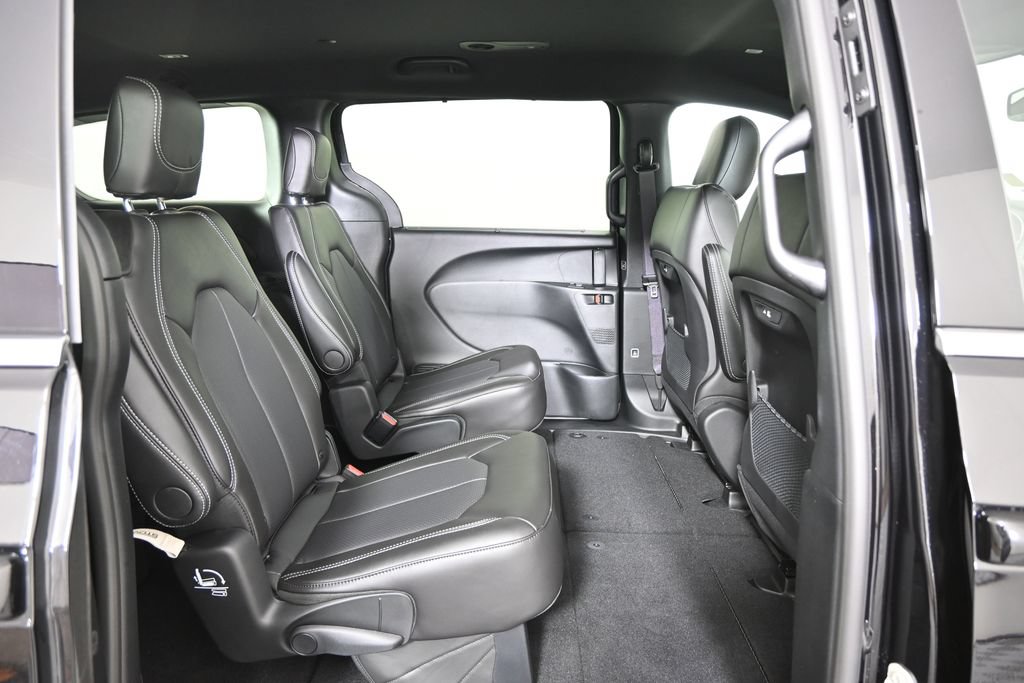 New 2027 Chrysler Pacifica Select FWD image 15