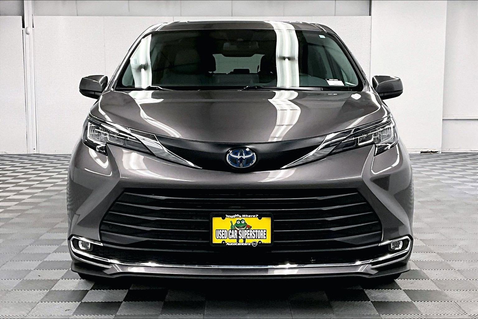 Used 2023 Toyota Sienna XLE FWD image 4