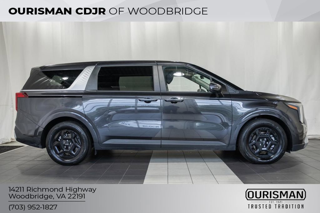 Used 2025 Kia Carnival FWD image 3