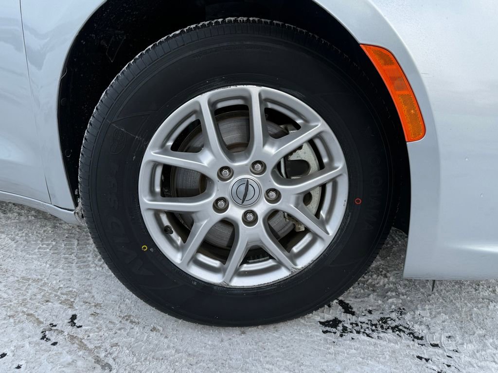 Used 2024 Chrysler Pacifica Touring-L image 11